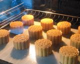 Hình bước làm 9 của món 💚 Bánh Trung Thu Nhân Đậu Xanh Kỷ Tử Nho Khô Loại Mini 50 gr (Vegetarian)
