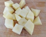 Foto del paso 1 de la receta: Atún con patatas y salsa de cebolla
