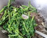 Gambar langkah 4 resipi Kangkung Goreng Belacan.