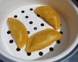 A picture of step 8 of Palm dumplings stuffed with sweetened coconut.