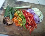 Foto langkah ke 2 dari resep Tumis Daun Pepaya Jepang plus Ikan Asin Gunting.