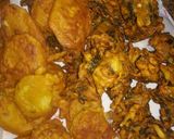 A picture of step 4 of Palak pakora and potato pakora.