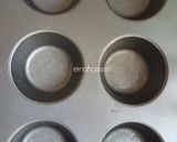 Gambar langkah 1 resipi Muffin Roti Telur.