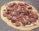 Une image de l'étape 3 de Pizza aux asperges /saucisson à l’ail et crème.
