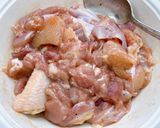 Hình bước làm 1 của món Chinese : Đùi gà lóc xương nấu dầu mè (Sesame oil chicken)