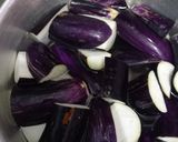 Foto langkah ke 2 dari resep Tips olah terong ungu supaya warna nya masi fresh tp matang.