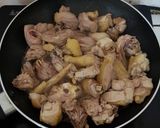 Hình bước làm 3 của món Gà kho nấm hải sản