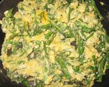 A picture of step 6 of Agrelia (wild asparagus) with eggs.