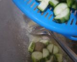 Foto langkah ke 3 dari resep Bening oyong bakso soun.