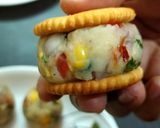 मोनाको बिस्कुट सेव पूरी (Monaco Biscuit Sev Puri recipe in Hindi) रेसिपी चरण 5 फोटो