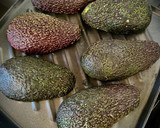 Foto del paso 1 de la receta: Aguacate a la parrilla con burrata, salmón marinado y salsa de trufa con miel