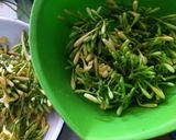 Foto langkah ke 2 dari resep Bupet (Bunga PEpaya Teri) daun singkong.