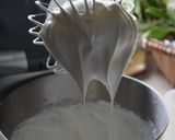 Une image de l'étape 2 de Macarons tout blancs, ganache au chocolat blanc et pop corn.
