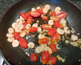 Foto del paso 5 de la receta: Judías verdes con gambones y tomate cherry