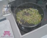 Foto del paso 5 de la receta Cazuelitas de trigueros y huevo de codorniz