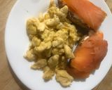 Foto del paso 6 de la receta: Huevo roto con tostas de salmón y queso en crema