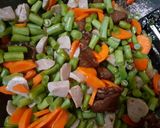 Foto langkah ke 3 dari resep Tumis daging sapi, buncis, bakso dan wortel.