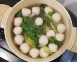 Foto langkah ke 2 dari resep Fish Ball Soup.