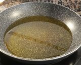 Foto del paso 2 de la receta: Guisantes y patatas salteados con jamón y ajos tiernos