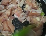 Foto langkah ke 3 dari resep Tumis Ayam Pokcoy mudah.