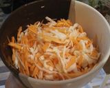 Foto langkah ke 2 dari resep Salad wortel kol ala resto.