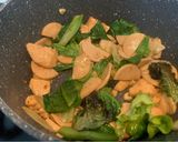 รูปขั้นตอนการทำที่ 4 ของ ผัดกะเพราหมูยอและอกไก่ (เมนูเคลียร์ตู้เย็น)