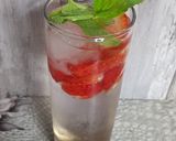 Foto langkah ke 2 dari resep Strawberry Mint Soda.