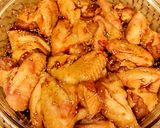 صورة لخطوة 3 من وصفة جوانح الدجاج بالعسل والسمسم ، خطوات بالصور 🍗🍯