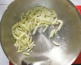 รูปขั้นตอนการทำที่ 2 ของ น้ำเต้าผัดไข่ใส่กุ้ง