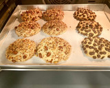 Foto del paso 11 de la receta: Cookies blandas con cacahuetes, con chocolate y con coco