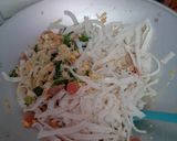 Foto langkah ke 5 dari resep Kwetiau goreng.