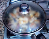 Foto del paso 6 de la receta: Pollo confitado al ajillo con palos de patatas fritas y mayonesa