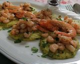 Foto del passaggio 2 della ricetta Dischi di mare guarniti con gamberetti e scampi