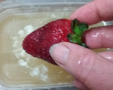 Foto del paso 2 de la receta: Frutillas perfectas!! Decorando casi profesionalmente... 🍓🍓🍓