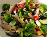 รูปขั้นตอนการทำที่ 4 ของ Greek Salad with Shrimp & Whole Wheat Pasta