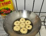 Foto langkah ke 5 dari resep Donat Maizena.