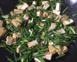 Foto langkah ke 8 dari resep Kucai tumis tahu.