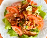 Hình bước làm 2 của món Salad Rau Diếp Cà Chua & Thịt Ba Rọi Rang Cháy Cạnh