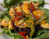 Foto del paso 5 de la receta: Ensalada templada de arroz negro venere con espinacas y gambas