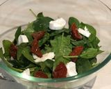 Foto del paso 4 de la receta: Ensalada de espinacas, queso de cabra y tomates secos