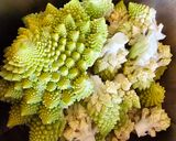 Foto del paso 1 de la receta: Romanescu con tomate frito y pimientos rojos