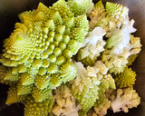 Foto del paso 1 de la receta: Romanescu con tomate frito y pimientos rojos