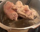 Foto del paso 1 de la receta: Manitas de cerdo con alubias