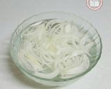 Hình bước làm 2 của món Salad ức gà mù tạt vàng 닭고기 겨자냉채