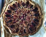 Une image de l'étape 3 de Tarte amandine aux figues prunes et groseilles noires.