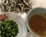 Hình bước làm 1 của món Cá cơm khô và miso