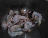 Foto langkah ke 2 dari resep Udang Goreng Saos Mentega.