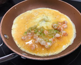 Foto del paso 2 de la receta: Tortilla de langostinos con puerros y salsa siracha 🤩🤩
