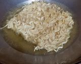 Foto langkah ke 2 dari resep Ifumi Simple - mi instant ala anak kost 3 bahan.