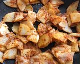 Foto langkah ke 4 dari resep Spicy Roasted Potato Masala.
